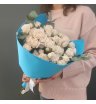 Букет из 7 белых кустовых роз и эвкалиптом 2