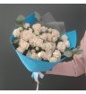 Букет из 7 белых кустовых роз и эвкалиптом 1