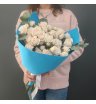 Букет из 7 белых кустовых роз и эвкалиптом
