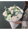 Букет с кустовой розой , диантусом и эвкалиптом