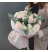 Букет с кустовой розой , диантусом и эвкалиптом 2