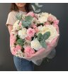 Букет с белыми французскими розами, кустовыми розами, альстромерией, диантусами и эвкалиптом