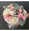 Букет с белыми французскими розами, кустовыми розами, альстромерией, диантусами и эвкалиптом 4
