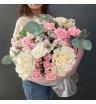 Букет с белыми французскими розами, кустовыми розами, альстромерией, диантусами и эвкалиптом 2