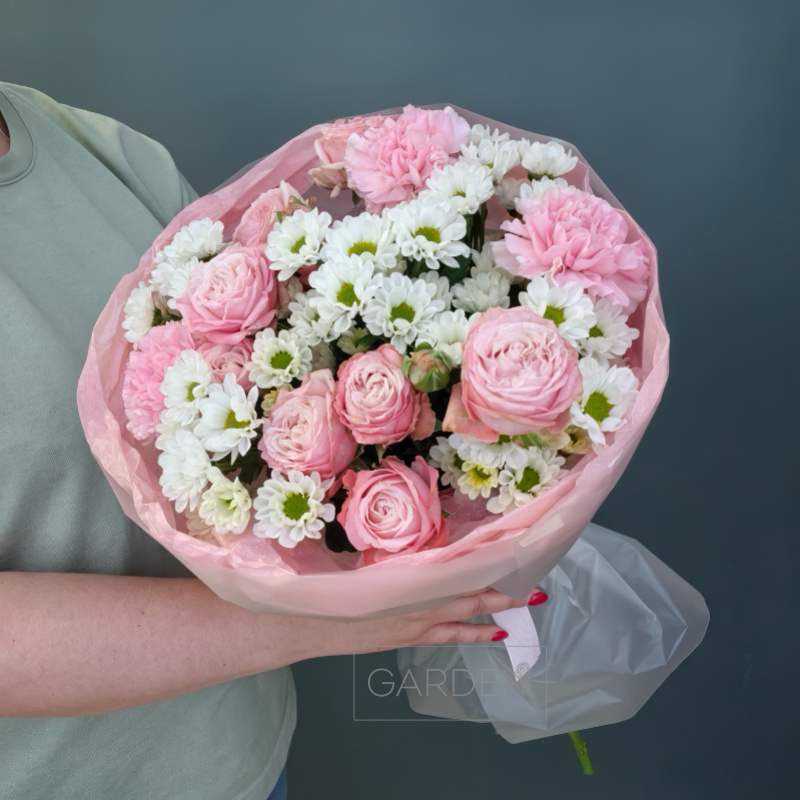 Букет с мини хризантемой , гвоздикой и кустовыми розами.