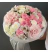Букет с розовыми французскими розами, кустовыми розами, диантусами и альстромерией