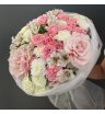 Букет с розовыми французскими розами, кустовыми розами, диантусами и альстромерией 1