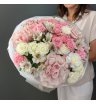 Букет с розовыми французскими розами, кустовыми розами, диантусами и альстромерией 2