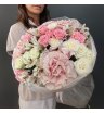 Букет с розовыми французскими розами, кустовыми розами, диантусами и альстромерией 4