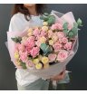 Букет с кустовыми розами микс, одноголовыми и эвкалиптом 4