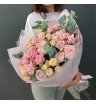 Букет с кустовыми розами микс, одноголовыми и эвкалиптом