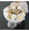 Букет с мини хризантемой, французской розой, диантусами и кустовым розами