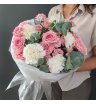 Букет с кустовыми розами, диантусами и эвкалипом 2