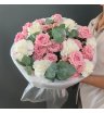Букет с кустовыми розами, диантусами и эвкалипом
