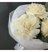 Букет с белыми французскими розами и эвкалиптом 3