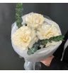 Букет с белыми французскими розами и эвкалиптом 1