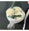 Букет с белыми французскими розами и эвкалиптом