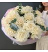Букет из 15 белых французских роз с эвкалиптом