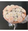 Букет с хризантемой и диантусами