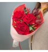 Букет с красными французскими розами и леукадендроном 2