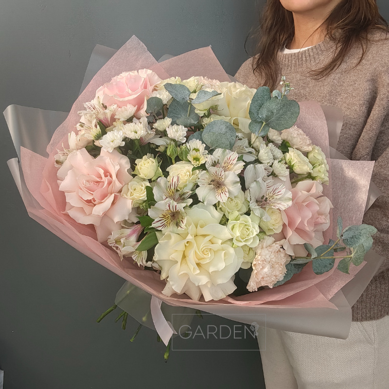 Букет сборный с французскими розами, альстромерией, кустовыми розами и хризантемой мини 2